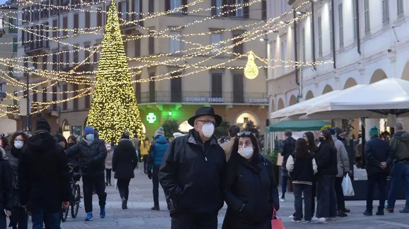 Centro affollato per lo shopping natalizio - Foto Marco Ortogni/Neg © www.giornaledibrescia.it