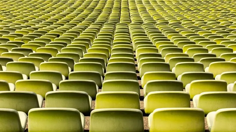 Le poltroncine vuote di uno stadio deserto