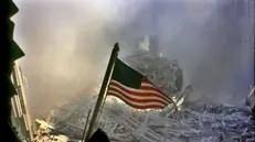 Una bandiera americana svetta tra le macerie delle Torri Gemelle, dopo l'attacco dell'11 settembre - Foto Ansa  © www.giornaledibrescia.it