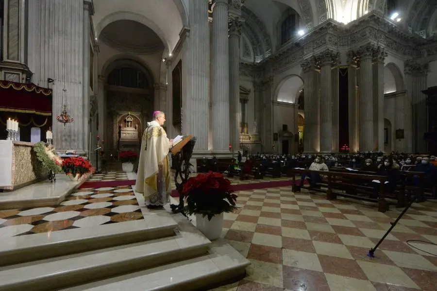 Il vescovo Pierantonio Tremolada celebra la messa di Natale in Duomo