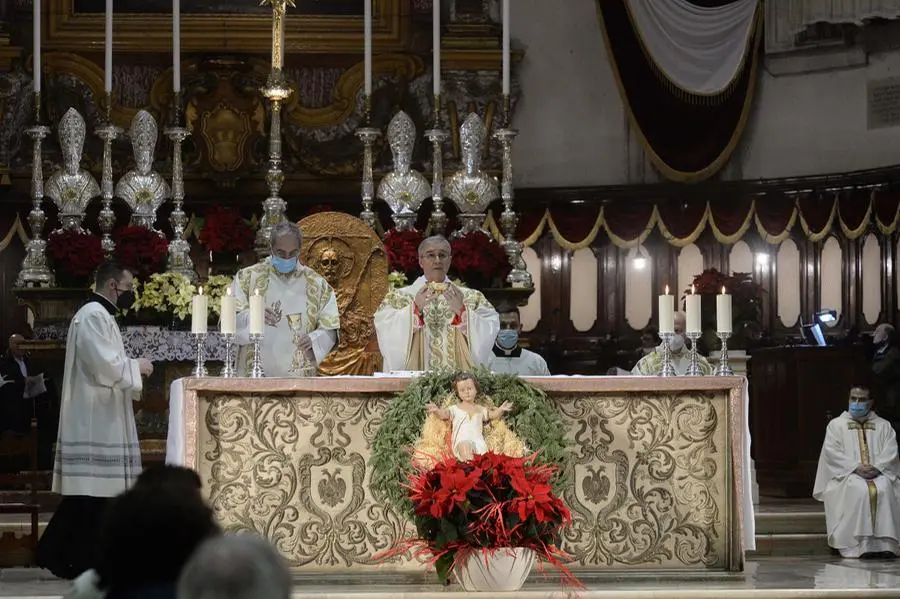 Il vescovo Pierantonio Tremolada celebra la messa di Natale in Duomo