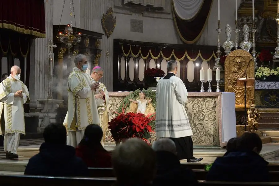 Il vescovo Pierantonio Tremolada celebra la messa di Natale in Duomo