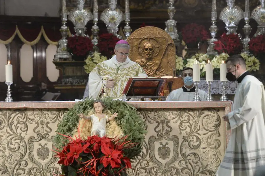 Il vescovo Pierantonio Tremolada celebra la messa di Natale in Duomo