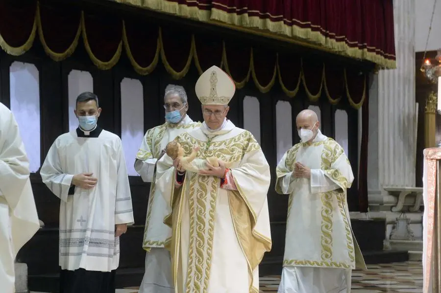 Il vescovo Pierantonio Tremolada celebra la messa di Natale in Duomo