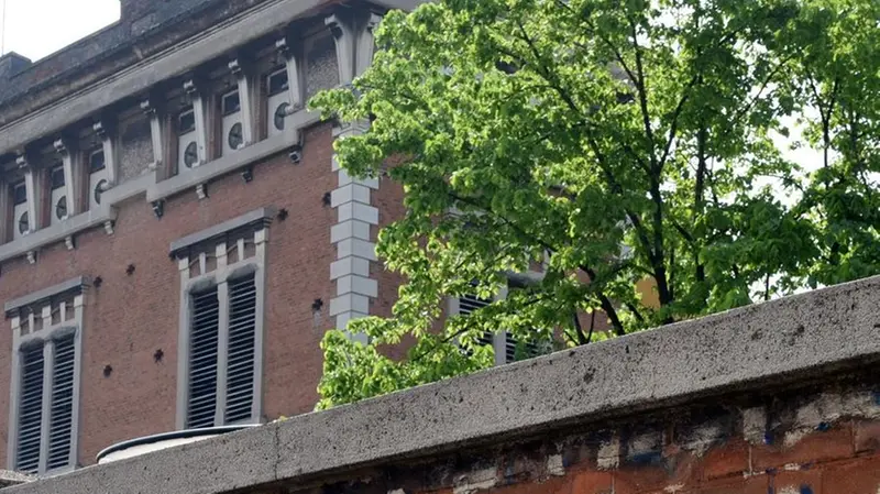 Il muro perimetrale del vecchio stabilimento Caffaro - © www.giornaledibrescia.it