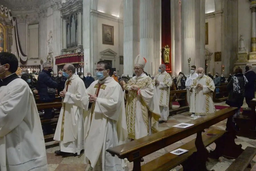 Il vescovo Pierantonio Tremolada celebra la messa di Natale in Duomo
