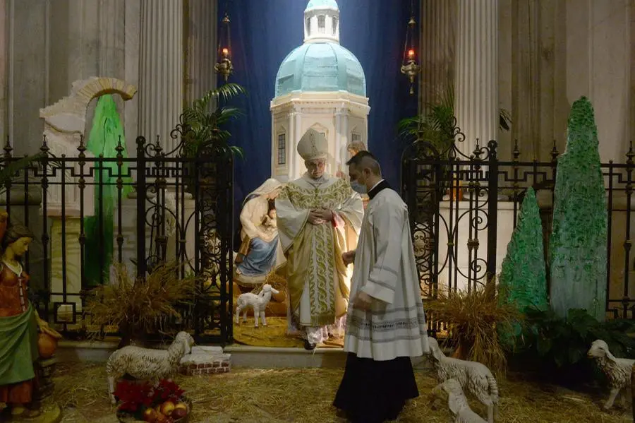 Il vescovo Pierantonio Tremolada celebra la messa di Natale in Duomo