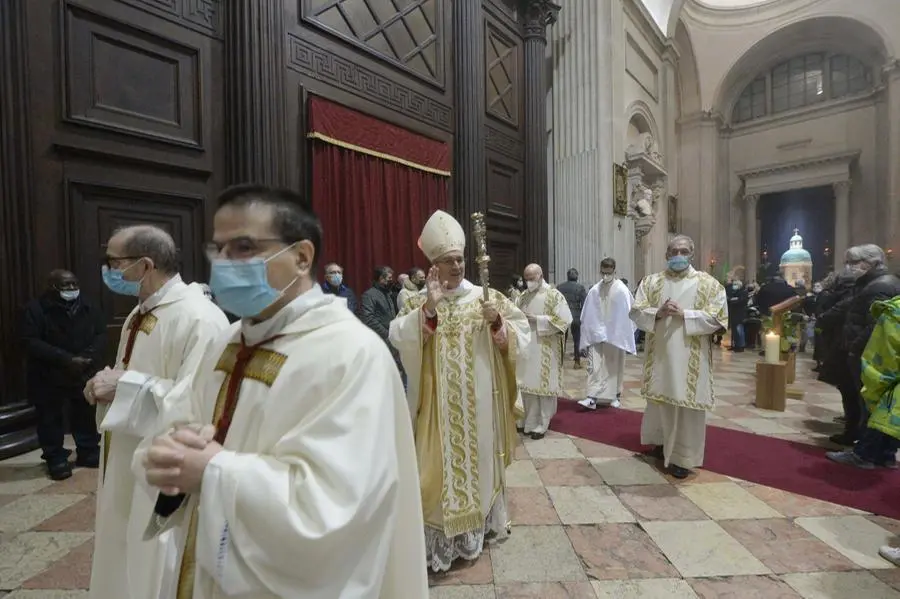 Il vescovo Pierantonio Tremolada celebra la messa di Natale in Duomo