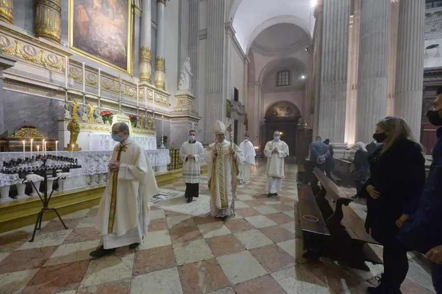 Il vescovo Pierantonio Tremolada celebra la messa di Natale in Duomo