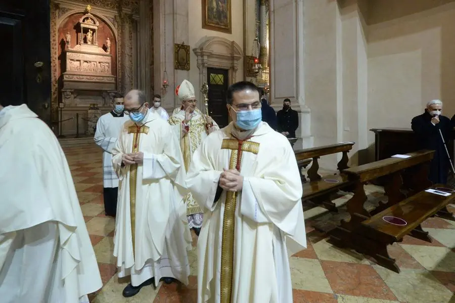 Il vescovo Pierantonio Tremolada celebra la messa di Natale in Duomo