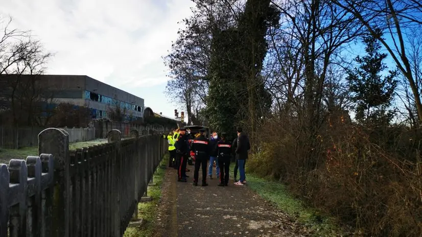 Carabinieri e Vigili del fuoco sul luogo in cui è stato rinvenuto il cadavere - Foto © www.giornaledibrescia.it