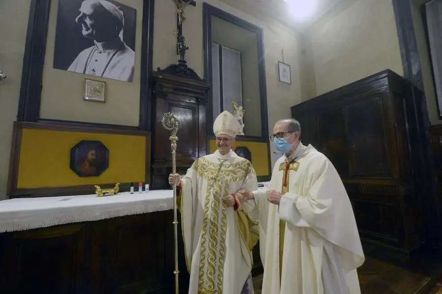 Il vescovo Pierantonio Tremolada celebra la messa di Natale in Duomo