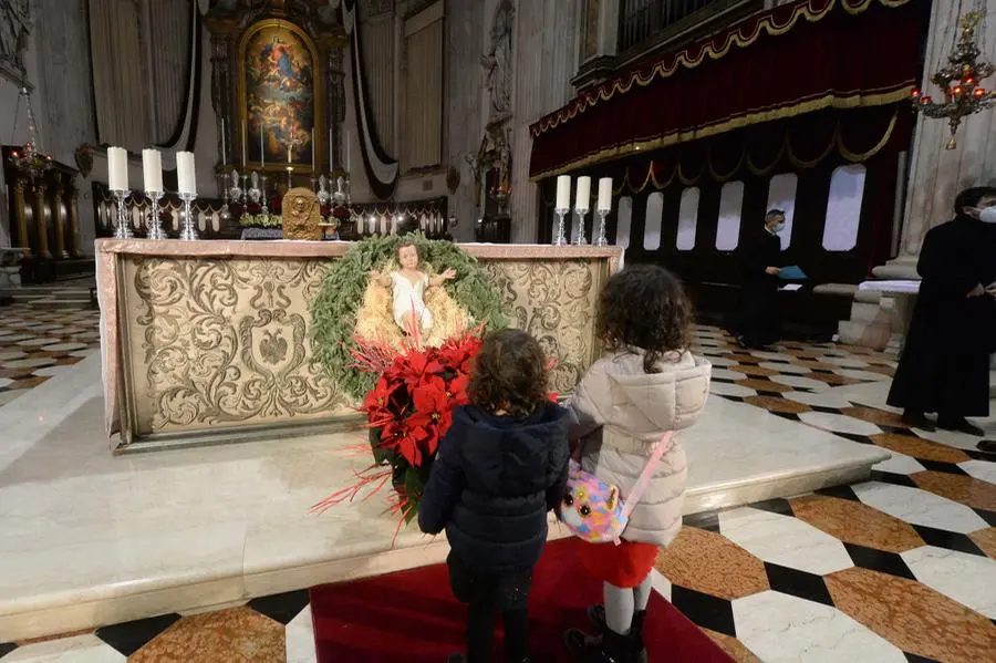 Il vescovo Pierantonio Tremolada celebra la messa di Natale in Duomo