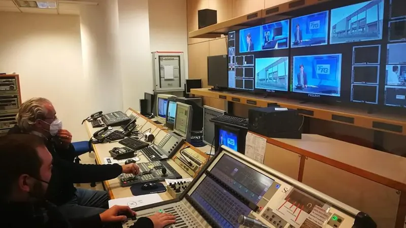 La regia, cuore pulsante della televisione, durante la diretta di un'edizione del tg di Teletutto - © www.giornaledibrescia.it