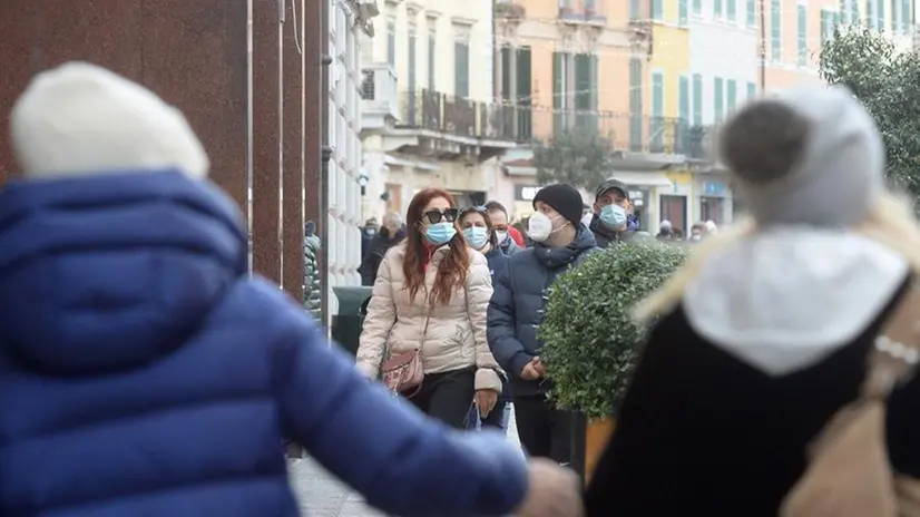 Persone in centro a Brescia indossano la mascherina - Foto Marco Ortogni/Neg © www.giornaledibrescia.it
