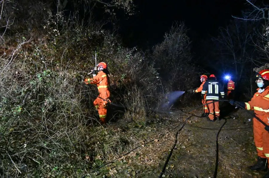 Le operazioni nella serata di martedì per spegnere l'incendio in Maddalena