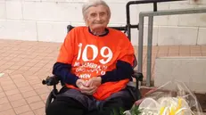 Emilia Rosa Freato con indosso la maglietta realizzata per i suoi 109 anni - © www.giornaledibrescia.it