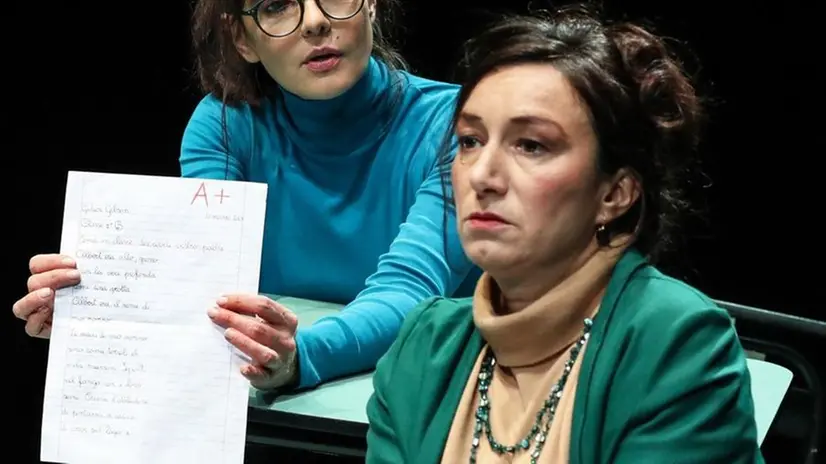 Ambra Angiolini e Arianna Scommegna in «Il nodo»
