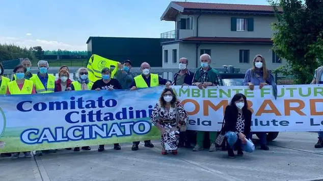 Una delle manifestazioni dei Comitati per denunciare i cattivi odori e i disagi a causa degli spandimenti - © www.giornaledibrescia.it