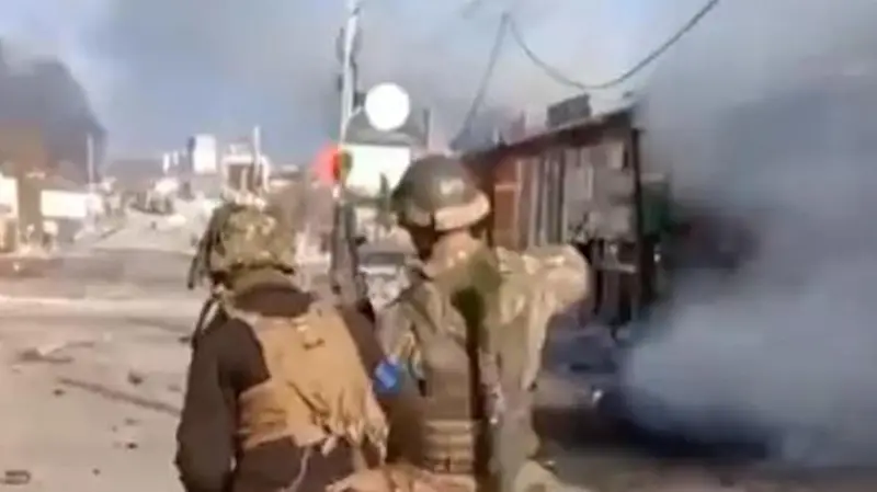 Un fermo immagine tratto da un video mostra soldati ucraini dopo uno scontro a fuoco a  Irpin - Ansa © www.giornaledibrescia.it