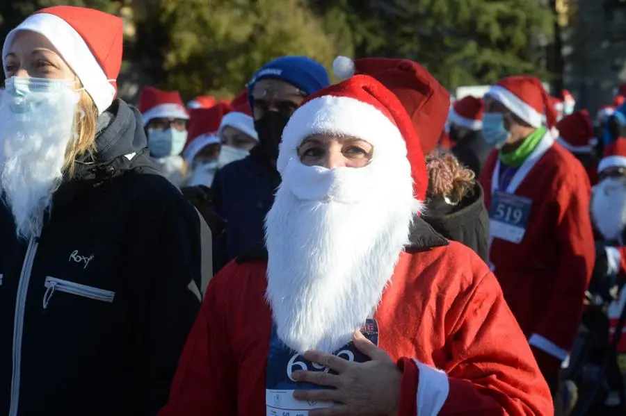 La corsa dei Babbo Natale in centro a Brescia