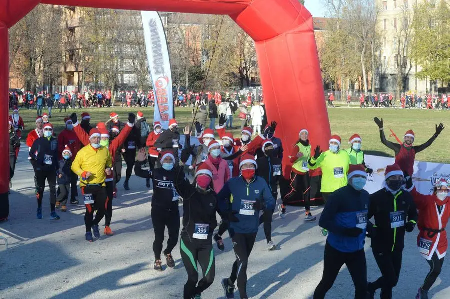 La corsa dei Babbo Natale in centro a Brescia