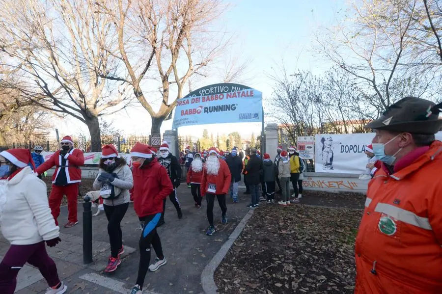 La corsa dei Babbo Natale in centro a Brescia