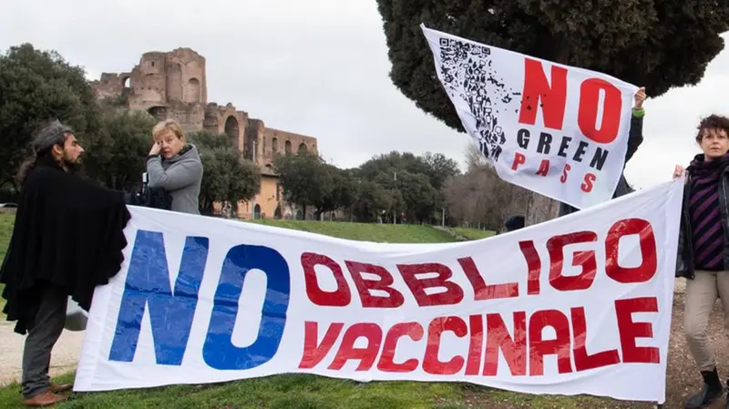 Uno striscione contro l'obbligo vaccinale al Circo Massimo a Roma - Foto Ansa © www.giornaledibrescia.it