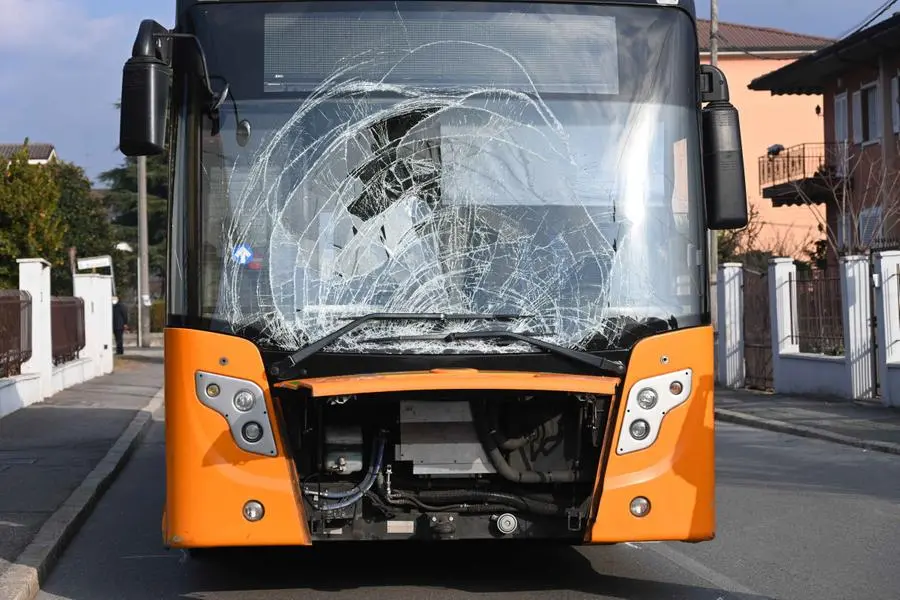 A terra la bici coinvolta nell'incidente con l'autobus in via Vittorio Arici