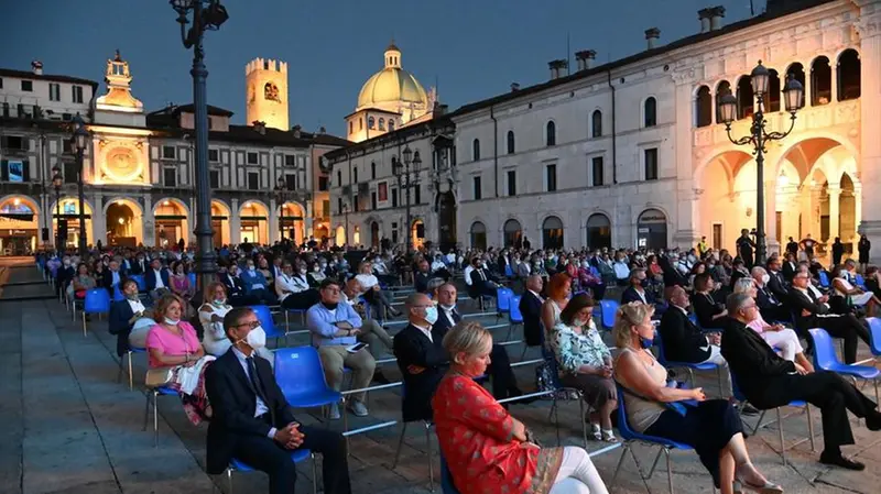 Spettatori di uno spettacolo in piazza Loggia
