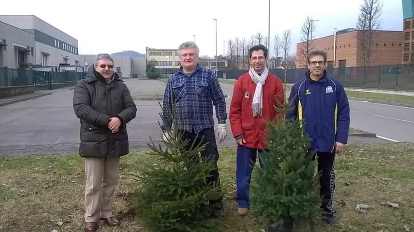 I volontari di Ekoclub di Erbusco e della sezione bresciana della Fipsas - © www.giornaledibrescia.it