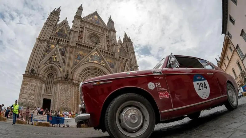 La Mille Miglia al cospetto del duomo di Orvieto - Foto New Reporter Favretto/Checchi © www.giornaledibrescia.it