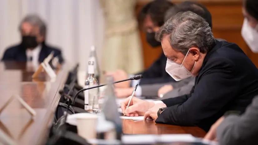 Il presidente del Consiglio Mario Draghi alla cabina di regia per le nuove norme anti Covid - Foto Ansa  © www.giornaledibrescia.it