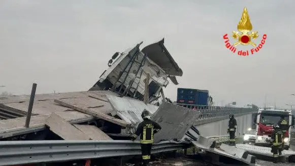 Il camion ribaltato allo svincolo - Foto Vigili del fuoco di Brescia