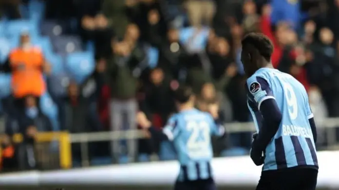 Amici-nemici. Balotelli dopo il gol a Viviano, che seduto lo osserva