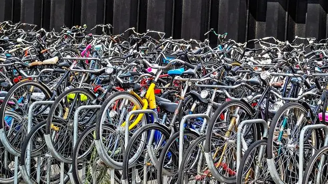 Dove la bici è mezzo di massa: un parcheggio ad Amsterdam