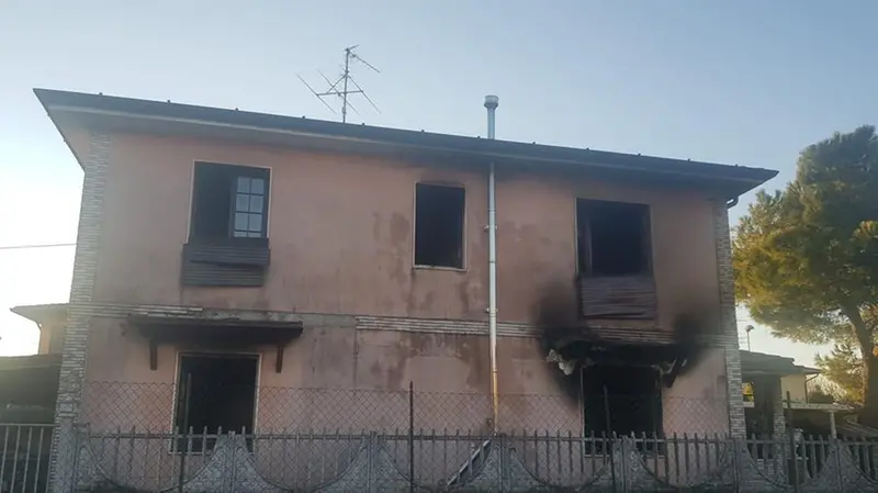 L'edificio di Castenedolo andato a fuoco - © www.giornaledibrescia.it