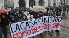 Una protesta contro gli sfratti - Foto © www.giornaledibrescia.it