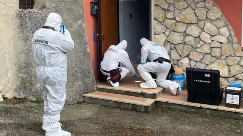 Polaveno. I carabinieri della Scientifica sulla scena del tentato omicidio - Foto © www.giornaledibrescia.it