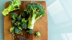 Broccoli su un tagliere di legno