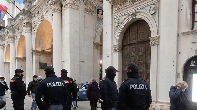 Agenti della Questura in piazza Loggia -  © www.giornaledibrescia.it