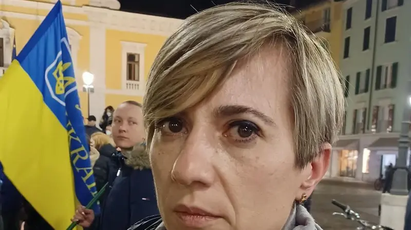 Anzhelika Shevchuk, farmacista a Brescia, durante la manifestazione di solidarietà all'Ucraina in piazza del Mercato - Foto Neg © www.giornaledibrescia.it