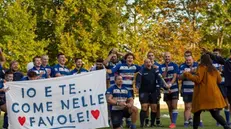 Il capitano del Rugby Brescia Daniele Romano chiede alla fidanzata Alessia di sposarlo
