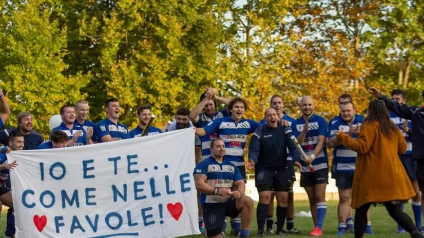 Il capitano del Rugby Brescia Daniele Romano chiede alla fidanzata Alessia di sposarlo