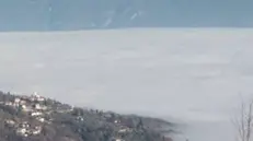 Lago di Garda, l’opposta sponda si staglia sull’enorme banco di nebbia - © www.giornaledibrescia.it