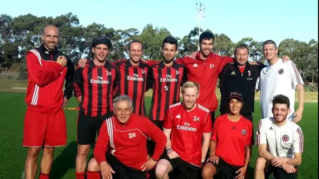 Zanoncelli (seconda fila, secondo da destra) con il tuo staff in Australia nel 2014 - Foto tratta da Facebook