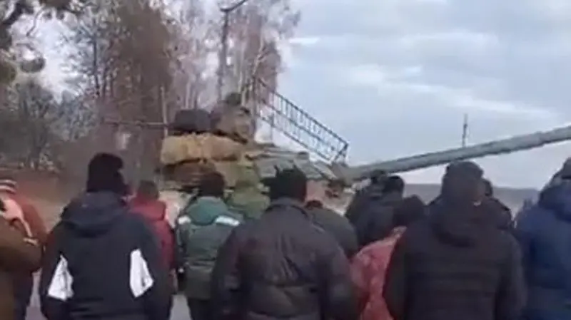 Un fermo immagine tratto da un video mostra decine di civili che camminando insieme bloccano un tank russo a Koryukivka -  Ansa © www.giornaledibrescia.it