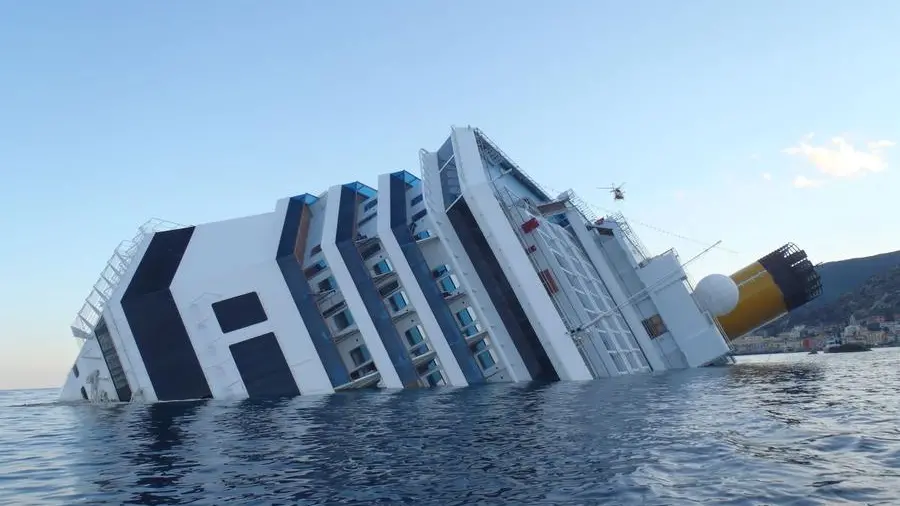 La Costa Concordia fotografata pochi giorni dopo il naufragio - Foto Cnsas © www.giornaledibrescia.it