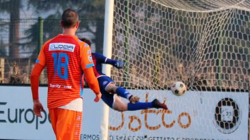 Uno dei due gol piazzati di Marangon con il quale il Desenzano Calvina ha espugnato il campo di Sona - © www.giornaledibrescia.it