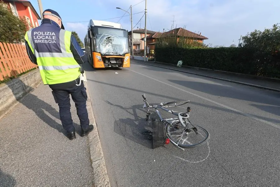 A terra la bici coinvolta nell'incidente con l'autobus in via Vittorio Arici